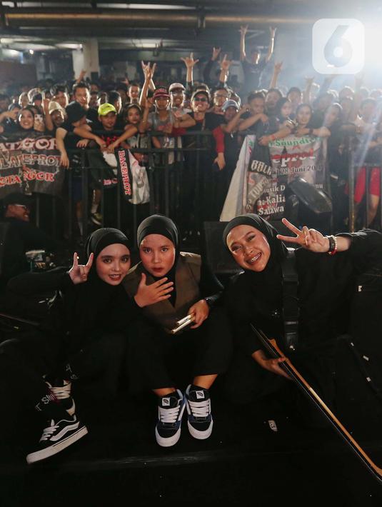 Voice of Baceprot terdiri dari Firda Marsya (gitar-vokal), Siti (drum), dan Widi (bas). (Liputan6.com/Angga Yuniar)