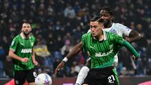 Bek Sassuolo asal Indonesia, Jay Idzes, berduel memperebutkan bola dengan penyerang Inter Milan asal Prancis bernomor 9, Marcus Thuram, dalam pertandingan Serie A Italia antara Sassuolo dan Inter Milan di Stadion Mapei, Reggio Emilia, Italia, pada 8 Februari 2026. (Piero CRUCIATTI / AFP)