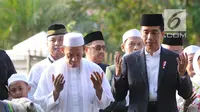 Presiden Joko Widodo atau Jokowi memanjatkan doa saat menyerahkan sapi braman 1,4 ton kepada DKM Baitul Faizin usai salat Idul Adha 1439 Hijriah di Lapangan Tegar Beriman, Cibinong, Kabupaten Bogor, Jawa Barat, Rabu (22/08). (Merdeka.com/Arie Basuki)