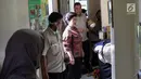 Menteri Kesehatan Nila Moeloek menjenguk pasien yang dicurigai terkena penyakit difteri di Rumah Sakit Penyakit Infeksi (RSPI) Prof Dr Sulianti Saroso, Jakarta, Senin (11/11). (Liputan6.com/Faizal Fanani)