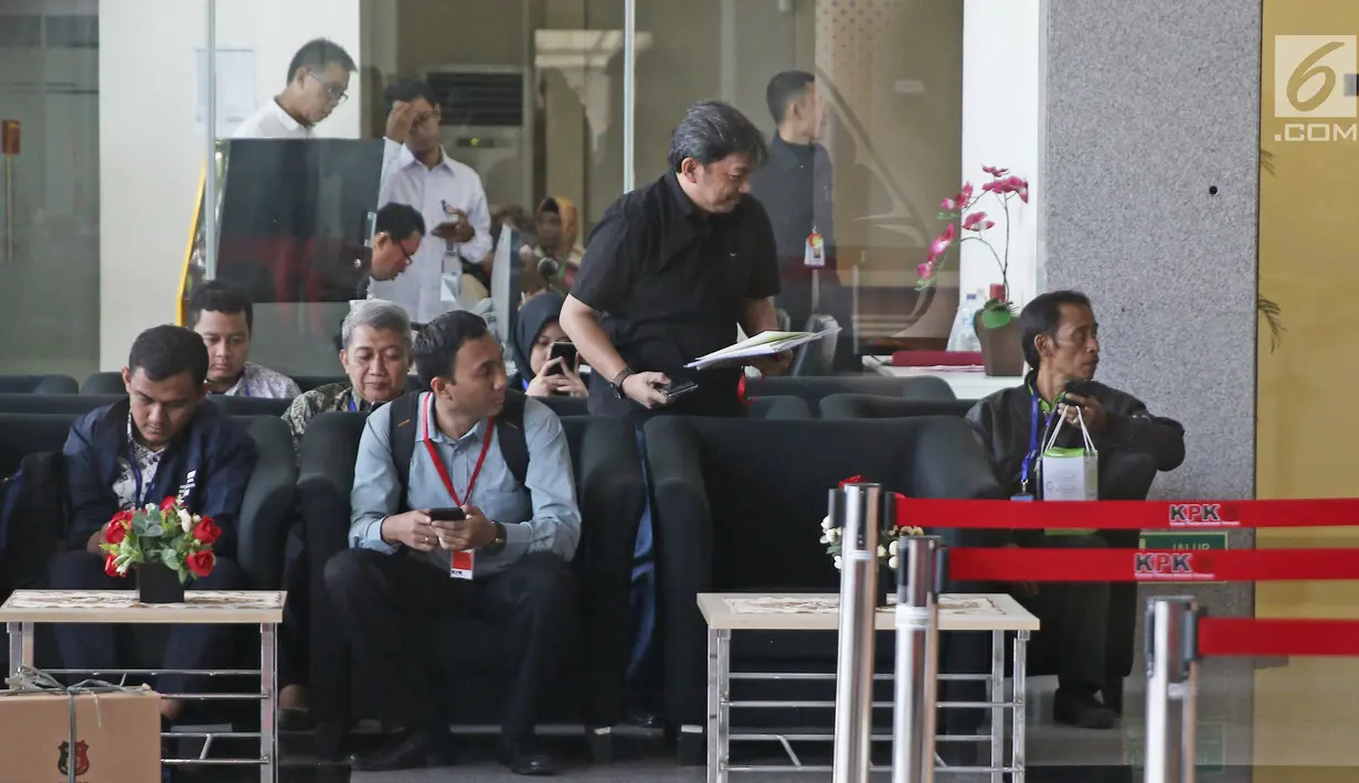 Mantan Vice President Management PT Garuda Indonesia, Albert Burhan menunggu di ruang lobby gedung KPK, Jakarta, Kamis (15/3). Albert Burhan diperiksan sebagai saksi untuk tersangka Emirsyah Satar. (Liputan6.com/Herman Zakharia)