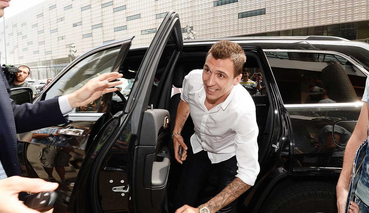 Striker Kroasia, Mario Mandzukic tiba di markas Juventus di Turin untuk menandatangani kontrak dan menjalani tes medis. (Juventus.com)