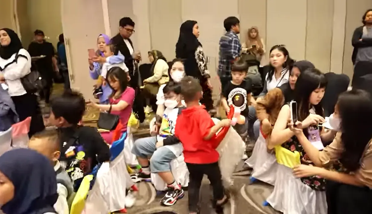 Kiano juga tak kalah menarik perhatian. Bahkan, dua kali maju ke panggung untuk memeriahkan acara sulap. Saat melihat papanya duduk di depan sama adiknya, ia angkat kursi sendiri. "Kiano bener2 anak yg berani tampil kreatif dan mandiri , kepikiran gitu angkat bangku untuk duduk disebelah adik dan papahnya...," tulis mugiartojogja7797. [Instagram/baimwong]