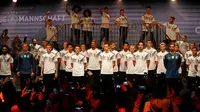 Pemain Timnas Jerman berpose memperkenalkan jersey terbaru untuk Piala Dunia 2018 di Berlin (7/11). Jersey ini terinspirasi dari kostum yang pernah dikenakan pada Piala Dunia 1990. (AFP Photo/Ganjil Andersen)