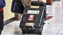 Tim forensik membawa koper di RS Polri, Jakarta, Minggu (10/1/2021). RS Polri menerima tiga kantong jenazah berisi serpihan pesawat Sriwijaya Air SJ 182 dan diduga tubuh korban untuk diidentifikasi. (merdeka.com/Iqbal S. Nugroho)
