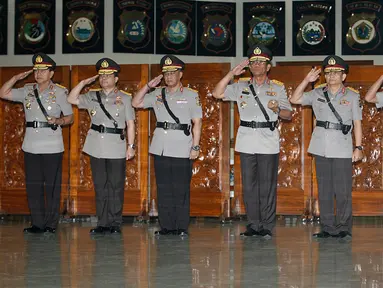 Sejumlah perwira tinggi dan perwira menengah Polri saat menghadiri upacara pelantikan dan sertijab Kadiv Humas Mabes Polri dan tiga Kapolda di Mabes Polri, Selasa (17/3/2015). (Liputan6.com/Johan Tallo)