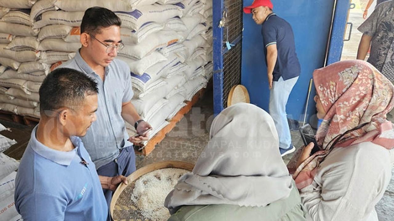 Kepala Bulog Banyuwangi Dwina Puspitasari (Kerudung merah) menegcek ketersedian beras di sejumlah agen Bulog di Banyuwangi