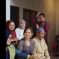 Indah Permatasari dan Nursyah sang ibu duduk bersebelahan ketika lamaran Sinta Mutiara (Foto: Youtube Nursyah Garden)