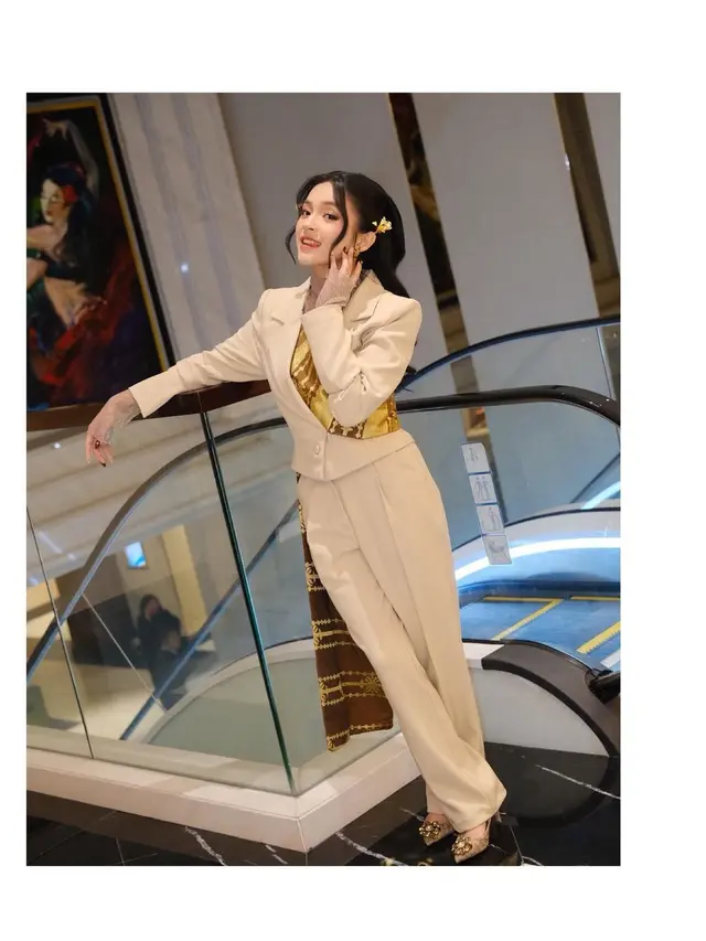 Gaya Etnik Kekinian Elsa Japasal dengan Sentuhan Wastra di Gala Dinner Indonesia-Afrika Forum 2024