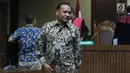 Ketua DPRD Kepulauan Sula Periode 2009-2014, Zainal Mus usai menjalani sidang dakwaan di Pengadilan Tipikor, Jakarta, (22/11). Zainal Mus didakwa melakukan perbuatan korupsi pengadaan lahan Bandara Bobong, Maluku Utara. (Liputan6.com/Helmi Fithriansyah)