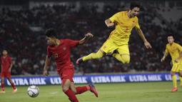 Striker Timnas Indonesia U-16, Ahmad Athallah, mengamankan bola saat melawan China pada Kualifikasi Piala AFC U-16 2020 di SUGBK, Jakarta, Minggu (22/9). Kedua negara bermain imbang 0-0. (Bola.com/Vitalis Yogi Trisna)