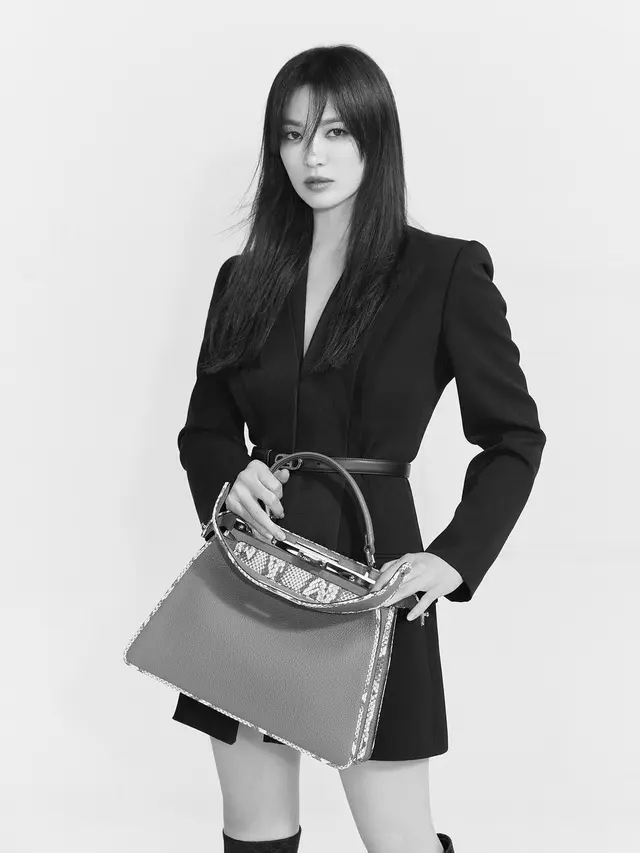 11 Inspirasi Gaya Rambut Song Hye Kyo dengan Poni Tanggung yang Bikin Awet Muda