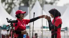 Pemanah putri Indonesia, Choirunisa Diananda, saat berlaga pada nomor recurve women individual Asian Games di Lapangan Panahan, Senayan, Jakarta, Selasa (28/8/2018). Choirunisa Diananda mendapat medali perak. (Bola.com/Vitalis Yogi Trisna)