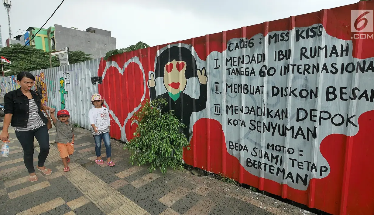 Pejalan kaki melintasi mural yang menghiasi tembok di kawasan Margonda, Depok, Sabtu (16/2). Gambar mural memiliki pesan agar masyarakat tetap damai dan berteman meski berbeda dalam memilih calon presiden dalam Pilpres 2019. (Liputan6.com/Herman Zakharia)