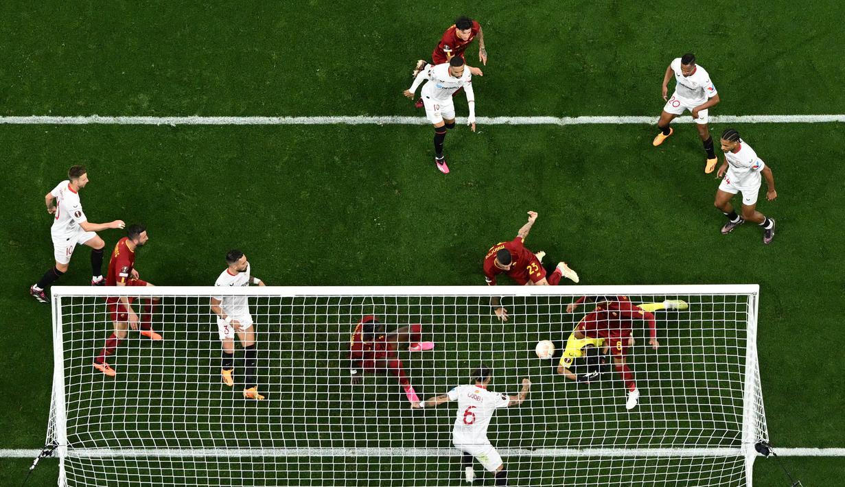 Kiper Sevilla, Yassine Bounou, berhasil menggagalkan kemelut di depan gawangnya dari serangan pemain AS Roma pada laga final Liga Europa 2022/2023 yang berlangsung di Puskas Arena, Budapest, Kamis (1/6/2023) dini hari WIB. (AFP/Odd Andersen)