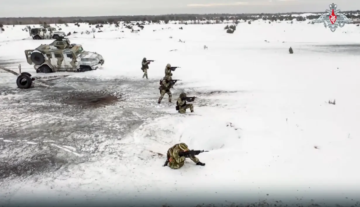 Dalam foto selebaran dari video yang dirilis oleh Layanan Pers Kementerian Pertahanan Rusia pada 28 Desember 2022 memperlihatkan pasukan Rusia ikut serta dalam latihan di lokasi yang tidak ditentukan di Belarusia. (Russian Defense Ministry Press Service via AP)