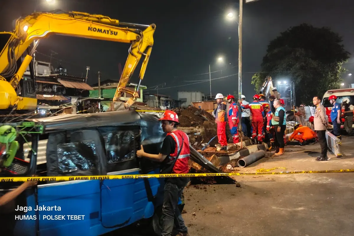 Evakuasi Dramatis Bocah Terjebak di Lubang Proyek Tebet