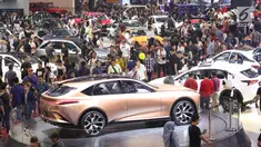 Pengunjung memadati area pameran Gaikindo Indonesia International Auto Show (GIIAS) 2019 di ICE BSD, Tangerang, Sabtu (20/7/2019). Akhir pekan dimanfaatkan warga untuk mengunjungi pameran otomotif GIIAS 2019 terlihat dari padatnya pengunjung di setiap stan. (Liputan6.com/Angga Yuniar)