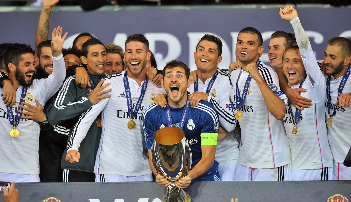 Gelar ketiga adalah trofi Piala Super Eropa. Real Madrid berhasil menang 2-0 atas Sevilla dalam laga yang digelar di Cardiff Stadium, 12 Agustus 2014. (AFP/Glyn Kirk)