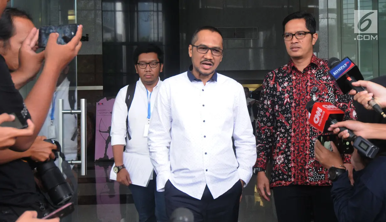 Mantan Ketua KPK Abraham Samad (kiri) dan Juru Bicara KPK Febri Diansyah berjalan keluar usai melakukan pertemuan di Gedung KPK, Jakarta, Jumat (3/5/2019). Kedatangan Abraham bersama Koalisi Masyarakat Sipil Antikorupsi untuk membahas berbagai masalah terkait intrenal KPK. (merdeka.com/Dwi Narwoko)