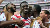 Folarin Balogun dari Amerika Serikat, di tengah, merayakan gol ketiga timnya melawan Paraguay bersama rekan-rekan setimnya selama pertandingan Grup D Piala Dunia 2026 di Inglewood, California, dekat Los Angeles, Sabtu, 13 Juni 2026. (AP Photo/Andre Penner)