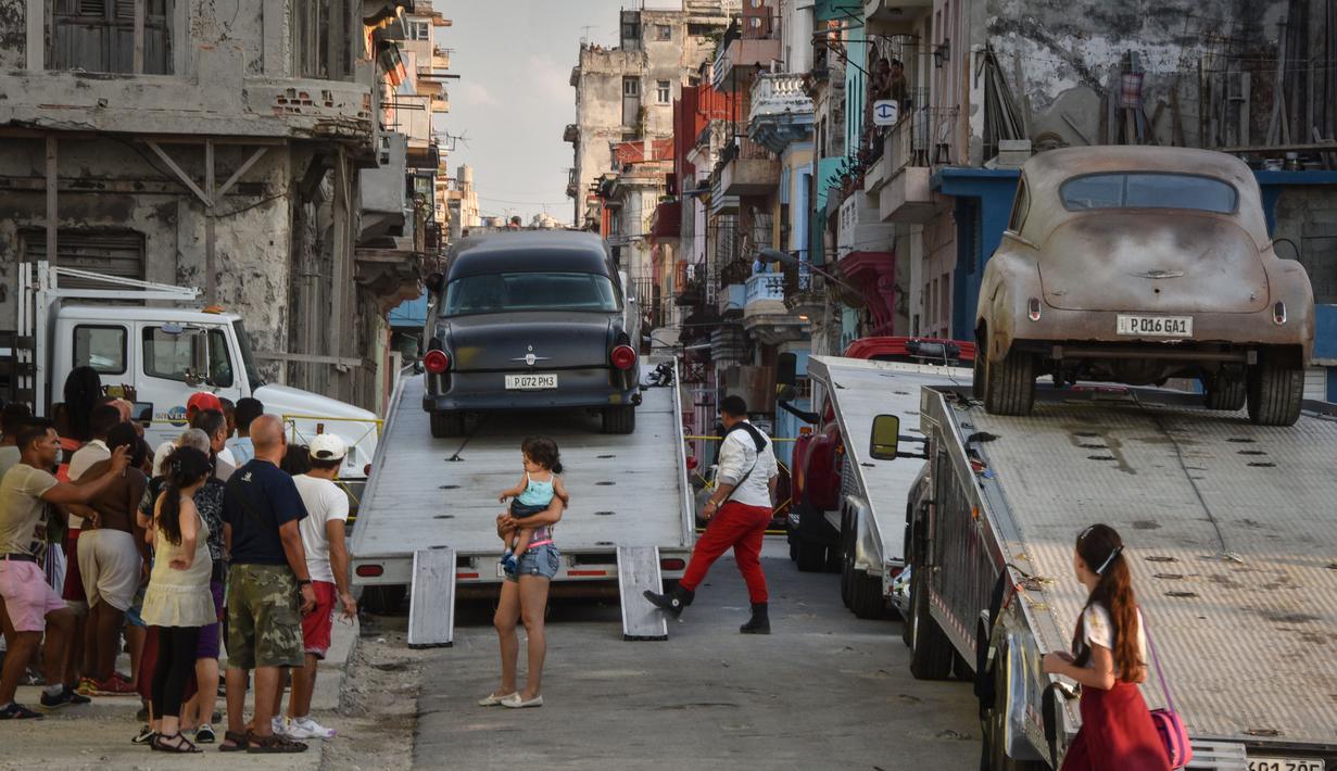 Sejumlah warga melihat langsung pembuatan film Fast and Furious 8 di Havana, Kuba (28/4). Havana terpilih menjadi lokasi syuting film yang disutradarai F. Gary Gray tersebut selain Islandia dan New York. (AFP PHOTO/ADALBERTO ROQUE)