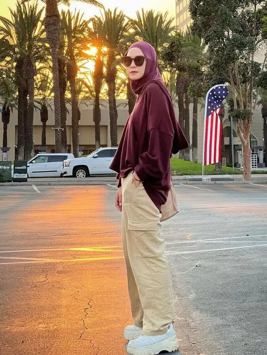 Selama di Amerika, OOTD hijab Zaskia Adya Mecca tak luput dari perhatian. Ibu 5 anak ini tampil dengan busana yang nyaman dan penuh gaya. (Instagram/zaskiadyamecca).