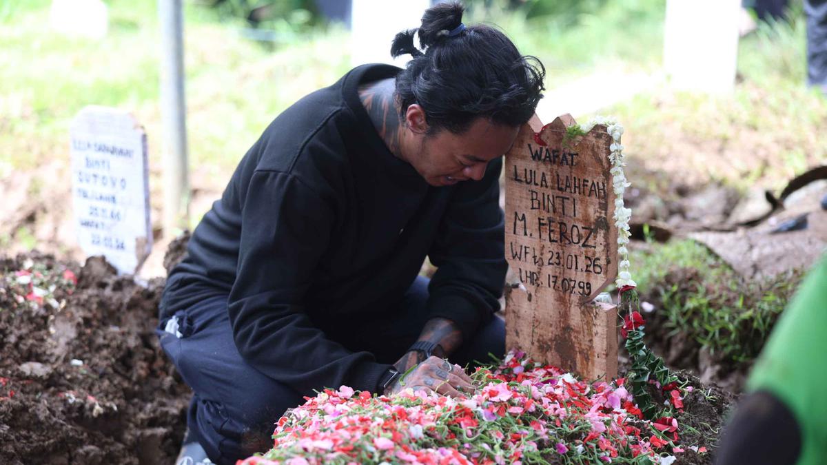 Sangat Terpukul, Reza Arap Tertunduk Lemas di Pemakaman Lula Lahfah