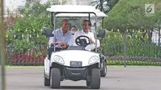 Presiden Joko Widodo (Jokowi) dan Presiden AS ke-44, Barack Obama menaiki mobil golf di Istana Bogor, Jawa Barat, Jumat (30/6). Jokowi mengendarai golf car untuk mengajak Obama berkeliling Istana dan Kebun Raya Bogor. (Liputan6.com/Angga Yuniar)