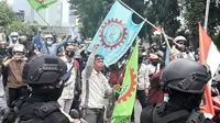 Sejumlah aliansi buruh yang demo tolak Omnibus Law RUU Cipta Kerja diadang Brimob saat menuju ke Gedung DPR/MPR, Kamis (9/10/2020). (Liputan6.com/Ady Anugrahadi)