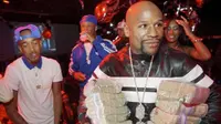 Money Man membuat heboh dengan membawa dua tumpukan uang tunai saat berpesta di sebuah klub malam di Amerika Serikat.