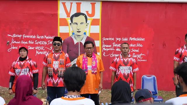 Pakai Jersey Retro Persija, Cagub Pramono Anung Janji Renovasi Stadion VIJ Petojo