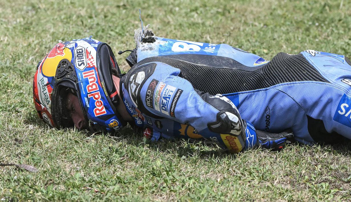 Meskipun begitu, adik dari Marc Maruqez tersebut masih sadarkan diri setelah insiden tersebut. (AFP/Daniel Ballarin)