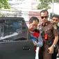 Terdakwa kasus penghancuran barang bukti dugaan pengaturan skor Joko Driyono (kiri) dikawal petugas saat akan menjalani sidang di PN Jakarta Selatan, Jakarta, Kamis (4/7/2019). Jaksa Penuntut Umum (JPU) menilai Joko Driyono bersalah. (Liputan6.com/Herman Zakharia)