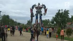  Sebuah robot setinggi tujuh belas meter koma lima menjadi hiburan warga di kampung Dukuh Pinang, Kecamatan Kelapa Dua, Tangerang, Banten.

Menurut pembuatnya robot tersebut tertinggi dari 2 robot yang ada di negara China.(sab)