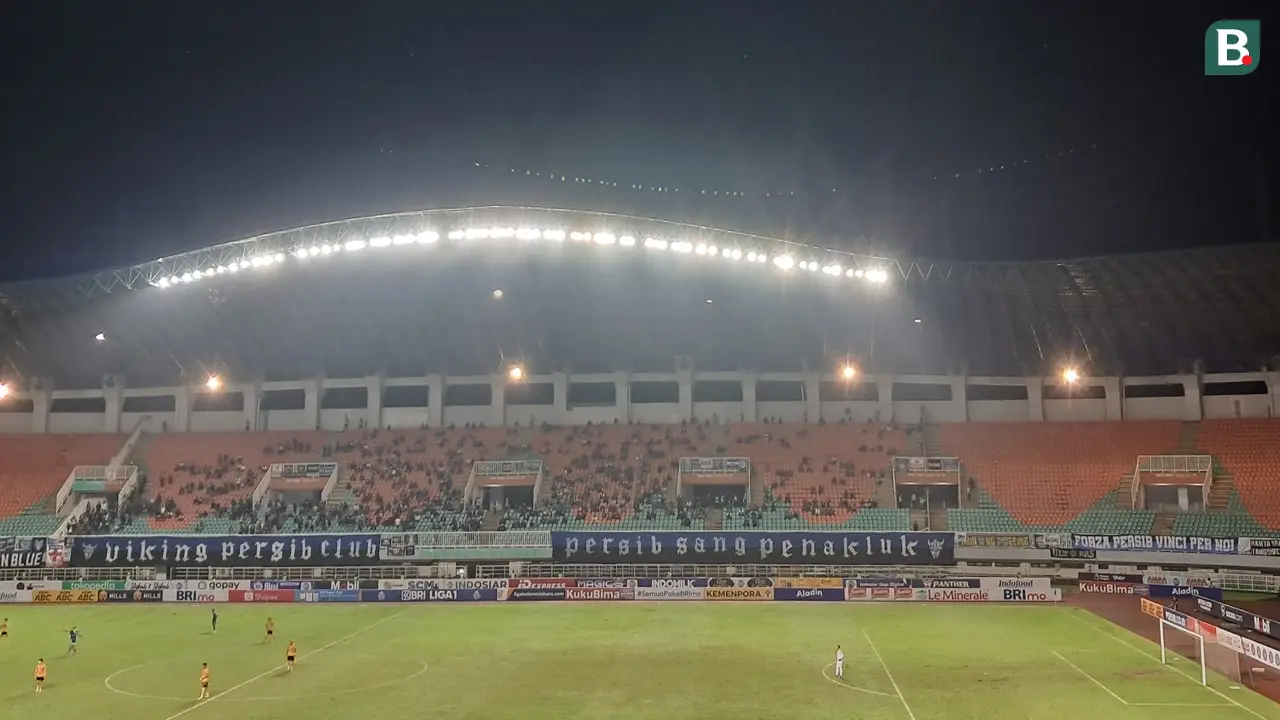 Bobotoh dalam laga Persib Bandung kontra Bhayangkara FC di Stadion Pakansari, Kabupaten Bogor, Jumat (24/3/2023) malam WIB.