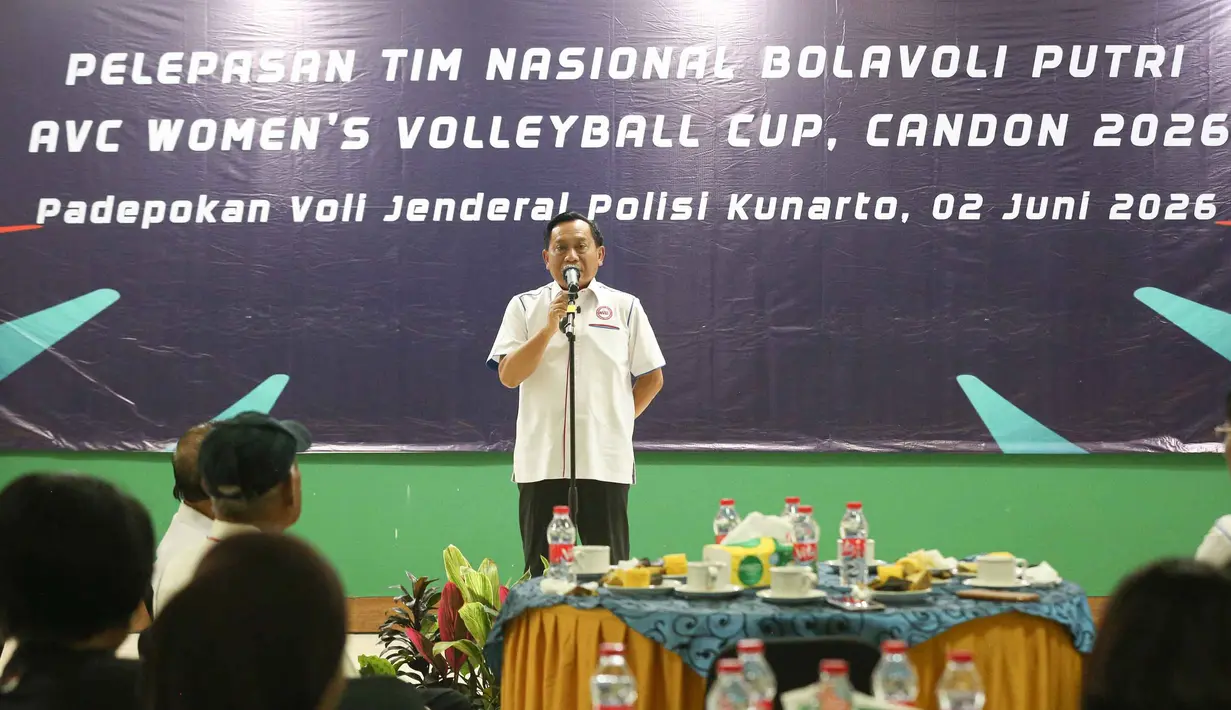 Ketua Umum Pengurus Pusat Persatuan Bola Voli Seluruh Indonesia (PP PBVSI), Imam Sudjarwo memberikan sambutan pada pelepasan Timnas voli putri Indonesia di Padepokan Voli Jenderal Polisi Kunarto, Sentul, Jawa Barat, Selasa (2/6/2026). (Bola.com/Abdul Aziz)