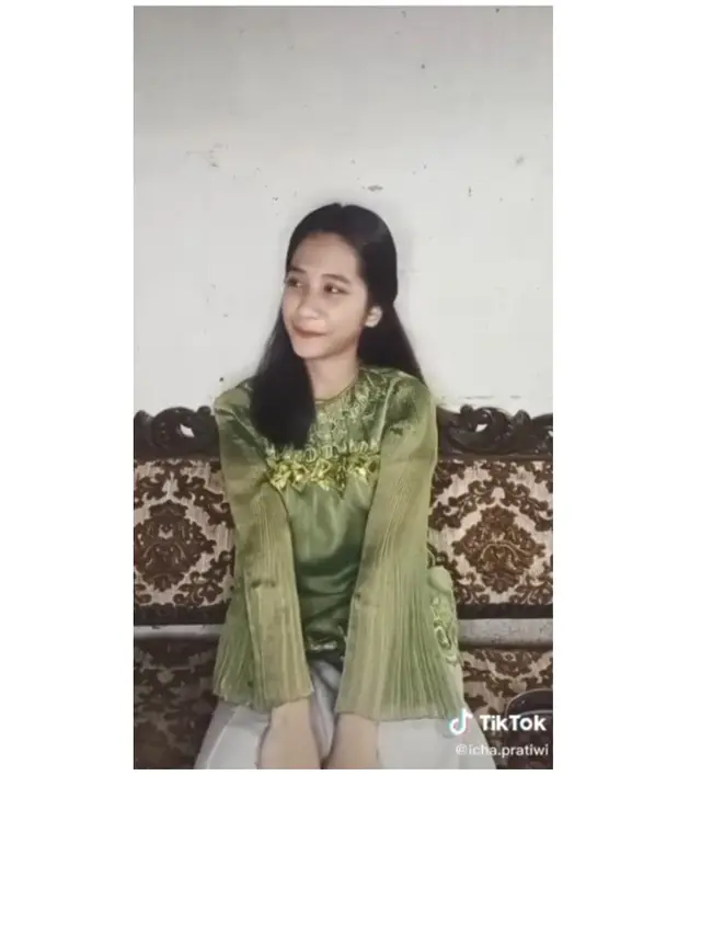 7 Gaya Icha Pratiwi Foto Ala 90-an, Artis TikTok yang Disebut Mirip
