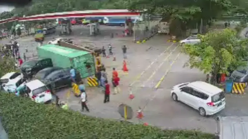 Truk Kontrainer terguling, rusak tujuh mobil terparkir di Rest Are Km 97 Jalan Tol Cipuralang.