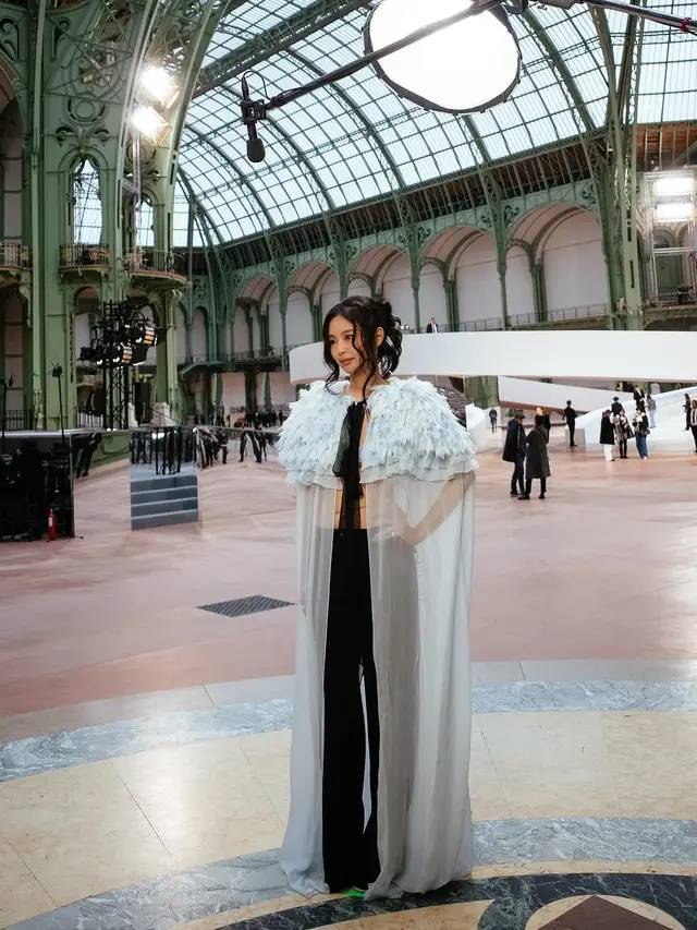 6 Gaya Jennie Blackpink dengan Sheer Bra dan Cape Dramatis di Chanel SS25 Couture Show, Akrab Bareng Kylie Jenner