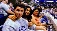 kemesraan Priyanka Chopra dan Nick Jonas saat hangout bersama keluarga (Liputan6.com/IG/@priyankachopra)