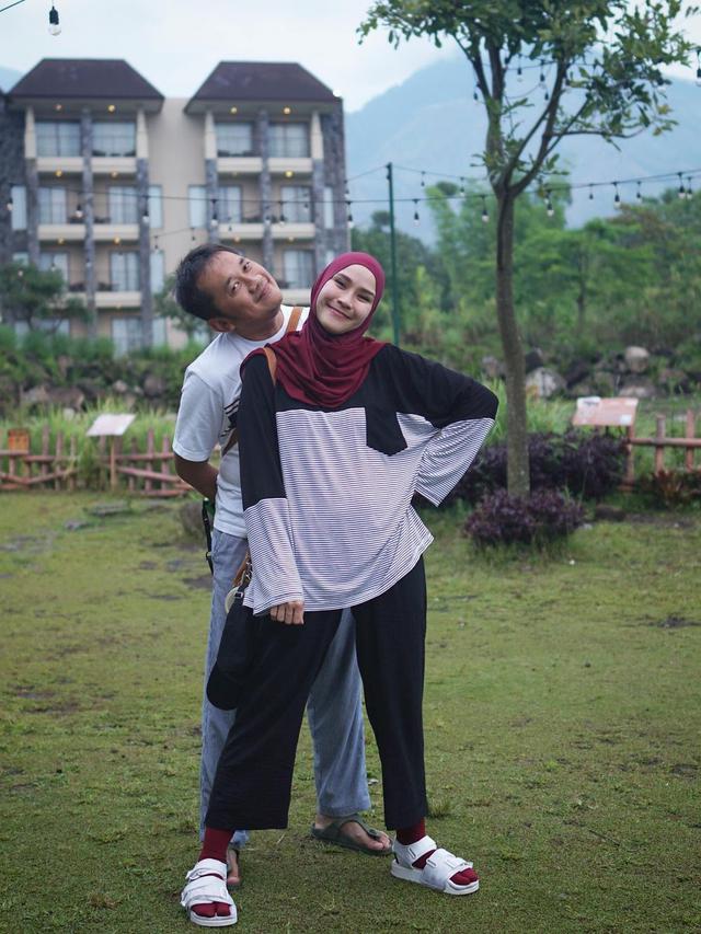 Jarang Tersorot, Ini 6 Momen Romantis Zaskia Adya Mecca dan Hanung Bramantyo