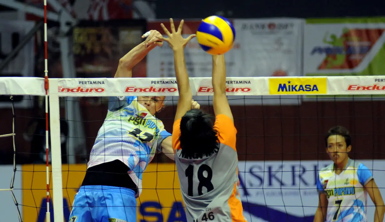 Pevoli putri Jakarta PGN Popsivo, Vesina Durisic (kiri) melakukan smash saat berlaga melawan Jakarta BNI 46 di putaran kedua Pertamina Proliga 2015 di Hall A Senayan, Jakarta, Minggu (21/3/2015). (Liputan6.com/Helmi Fithriansyah)
