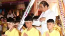 Pelatih tim sepak bola remaja Thailand, Ekkapol Janthawong (tengah) bersama anak asuhnya mengikuti ritual di Distrik Mae Sai, Chiang Rai, Kamis (19/7). Ritual ini diyakini memperpanjang hidup serta membersihkan mereka dari bahaya. (AP Photo/Sakchai Lalit)