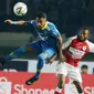 Pemain Persib Bandung, Ardi Idrus, menyundul bola saat melawan Persipura Jayapura pada laga Liga 1 2019 di Stadion Si Jalak Harupat, Bandung, Sabtu (18/5). Persib menang 3-0 atas Persipura. (Bola.com/M Iqbal Ichsan)