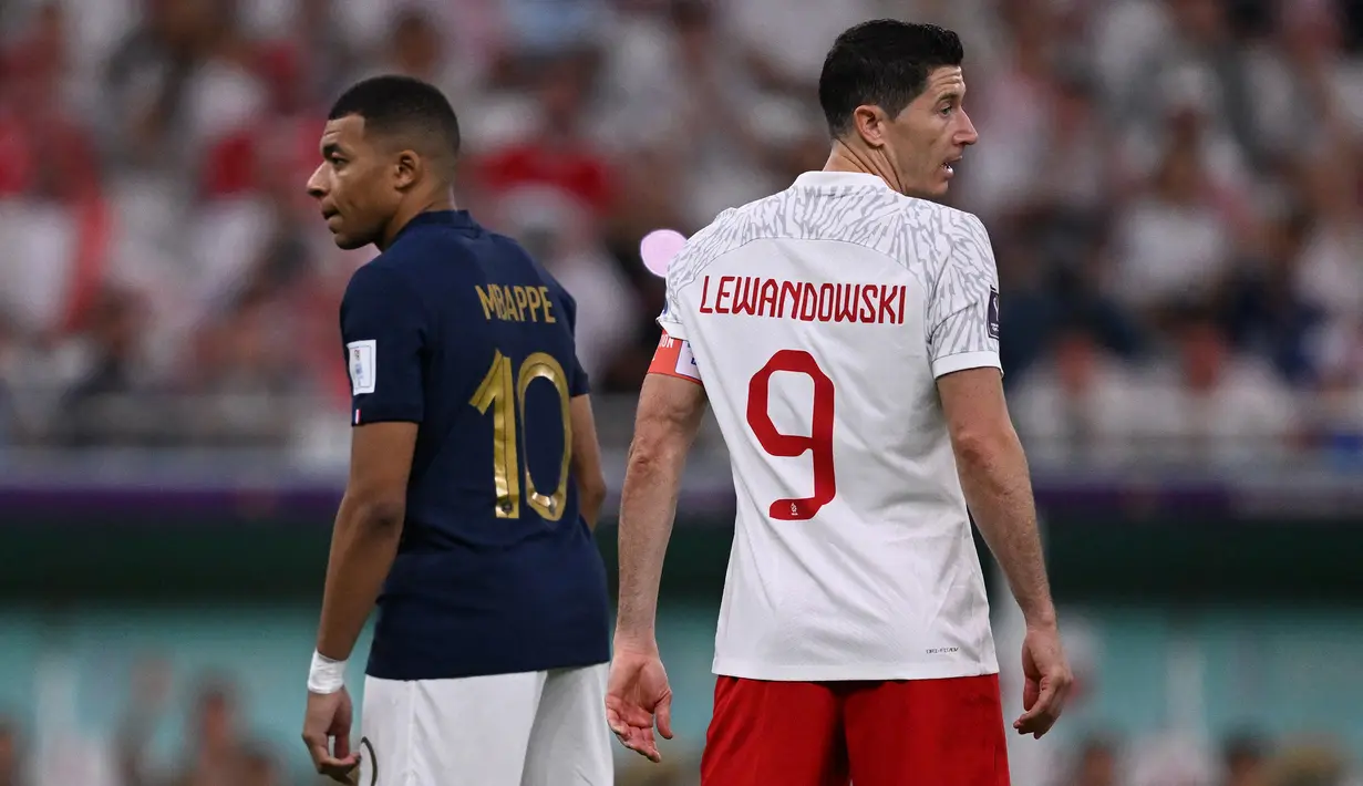 Kylian Mbappe dikabarkan pernah menemui Robert Lewandowski pada akhir musim 2021/2022 lalu untuk meyakinkan kepindahannya dari Bayern Munchen menuju PSG. Namun akhirnya Robert Lewandowski malah memutuskan hijrah ke Barcelona. (AFP/Kyrill Kudryavtsev)