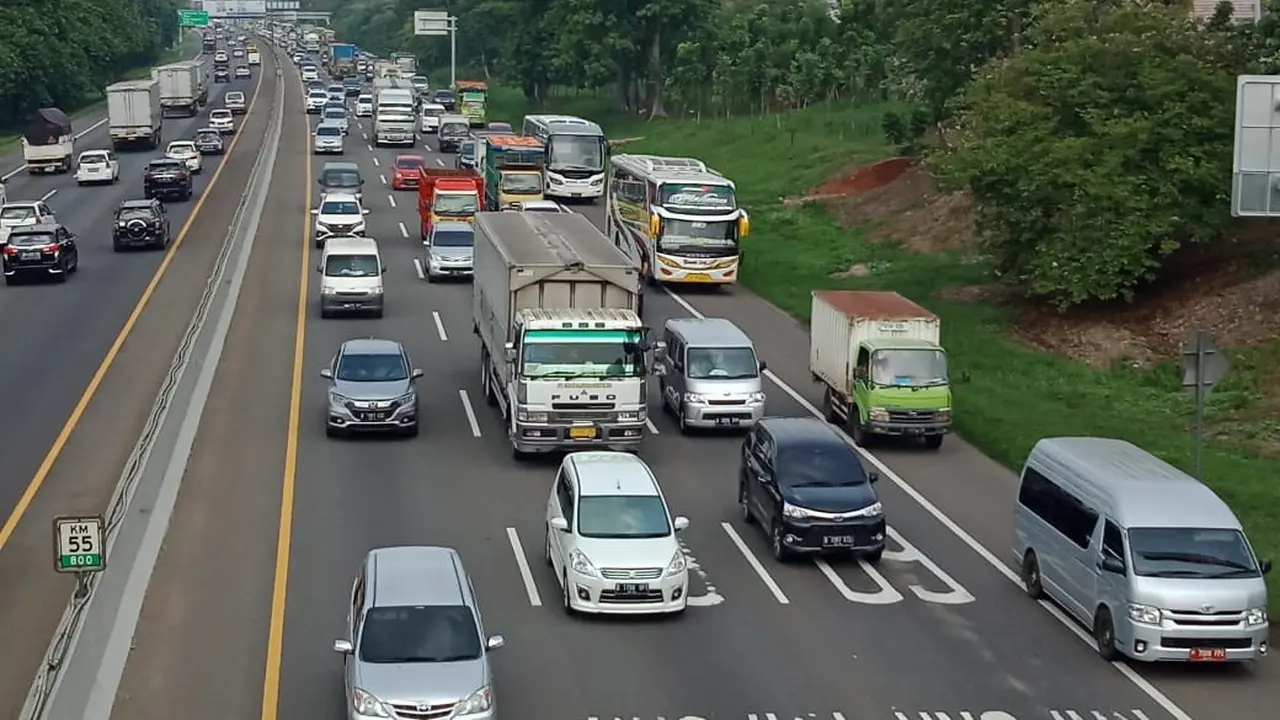 Kondisi jalan tol Jakarta-Cikampek pada Minggu (29/12/2019).