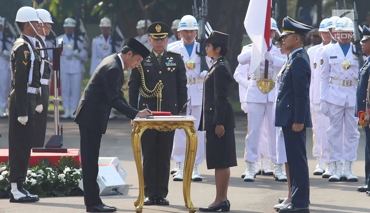 Presiden Jokowi menandatangani piagam sumpah prajurit pada pelantikan Perwira Remaja (Paja) TNI-Polri di Istana Merdeka, Selasa (25/7). Dalam acara itu, sebanyak 729 orang calon perwira remaja TNI-Polri dilantik oleh Presiden. (Liputan6.com/Angga Yuniar)