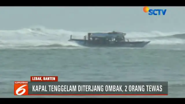 Penyelamatan terhadap awak kapal dan penumpang Kapal Motor Si Oranye dilakukan Tim SAR dibantu warga di perairan sekitar