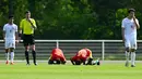 Sujud syukur dua pemain Guinea U-23 merayakan kemenangan 1-0 atas Timnas Indonesia U-23 tak lama setelah wasit Francois Letexier meniup peluit akhir laga play-off antar-konfederasi menuju Olimpiade Paris 2024 di Stade Pierre Pibarot, Centre National du Football de Clairefontaine, Prancis, Kamis (9/5/2024). (AFP/Miguel Medina)